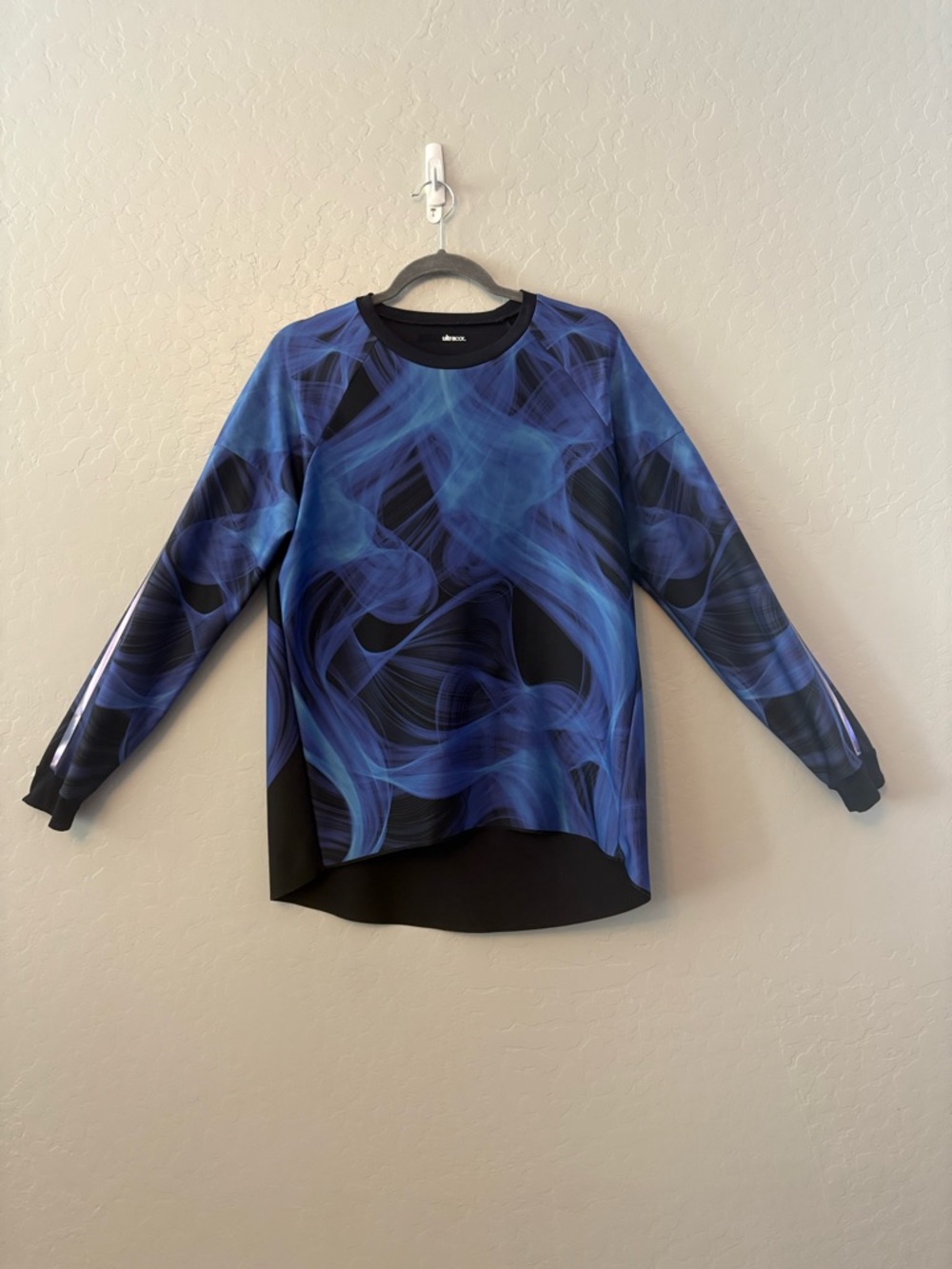Ultracor flame blue smoke abstract capella long sleeve active top size XL